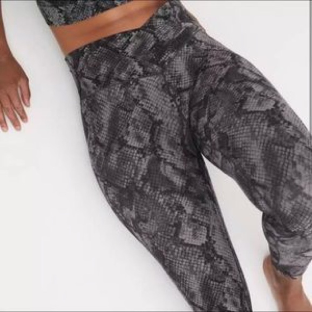 AE Offline Crossover Leggings✨